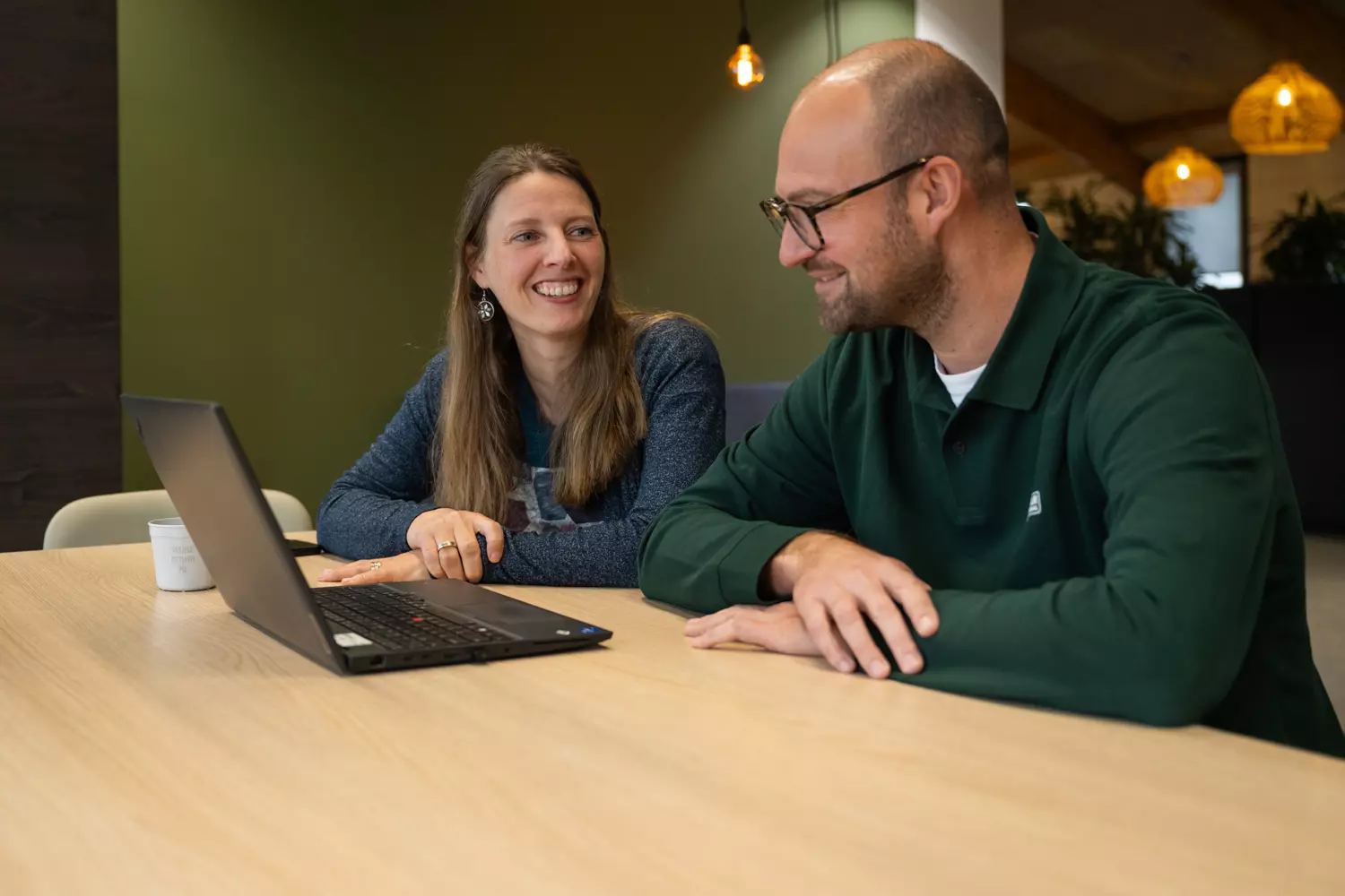 Manager Projectbeheersing met collega in gesprek bij HDSR